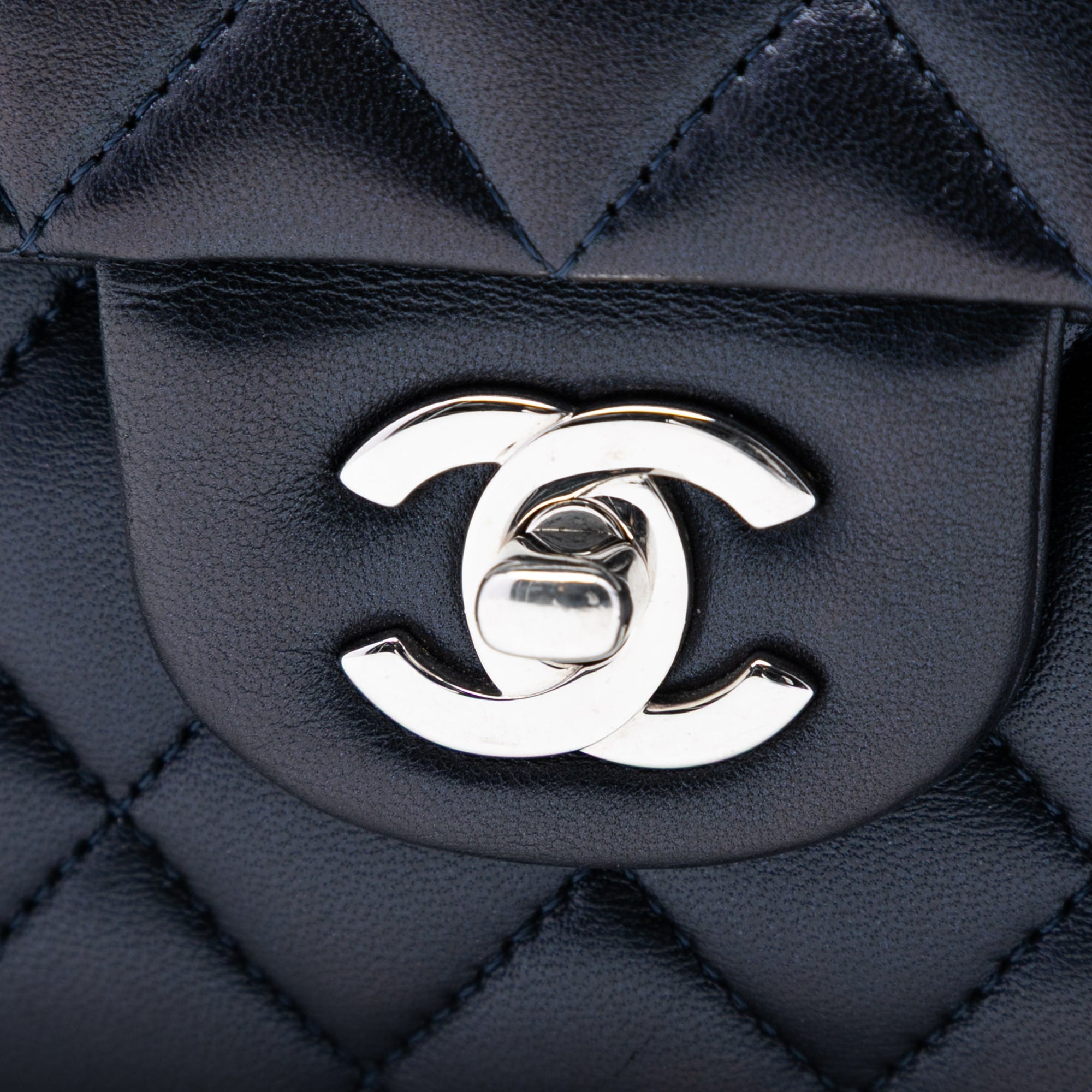 Chanel Chanel Classica Media Blu Scuro Iridescente Borse, Novità, Prodotti