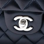 Chanel Classica Media Blu Scuro Iridescente