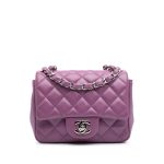 La Chanel Mini Square Flap Bag è uno dei modelli più iconici e desiderati della Maison francese. Elegante, versatile e intramontabile, rappresenta la perfetta sintesi tra il patrimonio stilistico Chanel e le esigenze della donna contemporanea. Questa splendida versione è realizzata in morbida pelle di agnello trapuntata (Lambskin) nella raffinata tonalità Purple, una sfumatura sofisticata e femminile che dona carattere e unicità alla borsa senza rinunciare all'eleganza senza tempo tipica della Maison. Le finiture in hardware argentato valorizzano ulteriormente il colore, creando un contrasto moderno e luminoso.