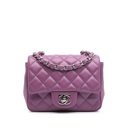 La Chanel Mini Square Flap Bag è uno dei modelli più iconici e desiderati della Maison francese. Elegante, versatile e intramontabile, rappresenta la perfetta sintesi tra il patrimonio stilistico Chanel e le esigenze della donna contemporanea. Questa splendida versione è realizzata in morbida pelle di agnello trapuntata (Lambskin) nella raffinata tonalità Purple, una sfumatura sofisticata e femminile che dona carattere e unicità alla borsa senza rinunciare all'eleganza senza tempo tipica della Maison. Le finiture in hardware argentato valorizzano ulteriormente il colore, creando un contrasto moderno e luminoso.